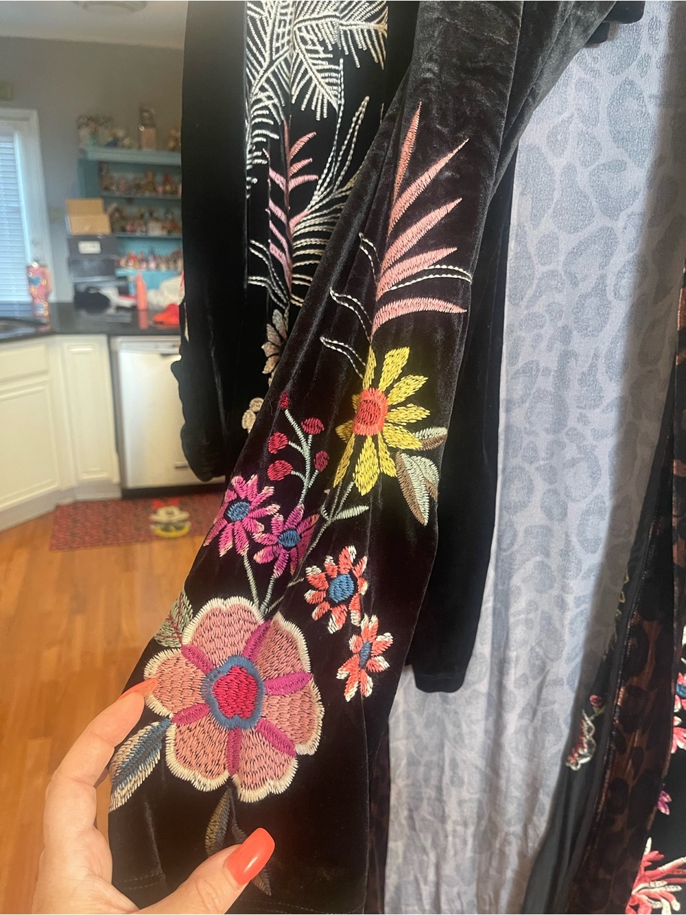 Johnny Was Black Velvet Embroidered Floral duster, and matching leggings size 1X - Picture 3 of 5